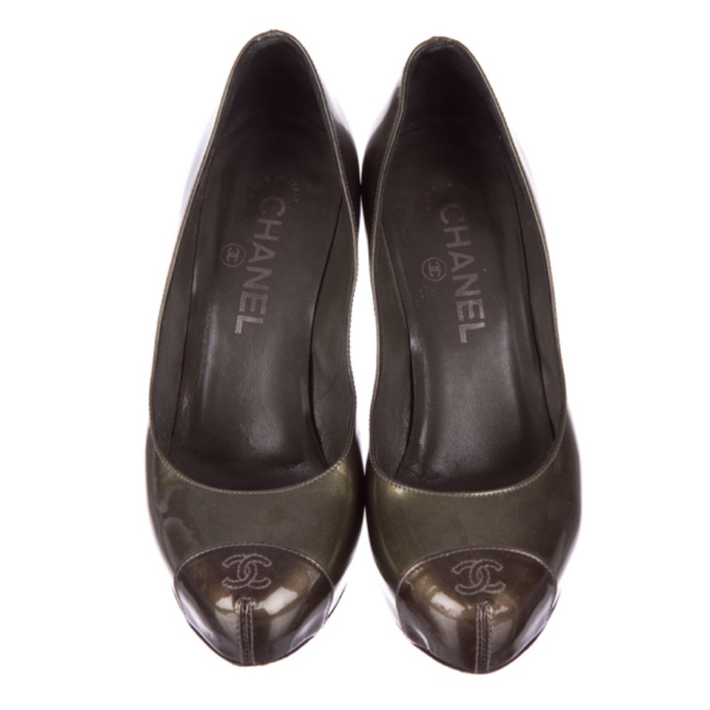 ✨Iconic CHANEL CC Logo Metallic Green Leather Cap Toes Pumps Heels Shoes - Picture 3 of 6